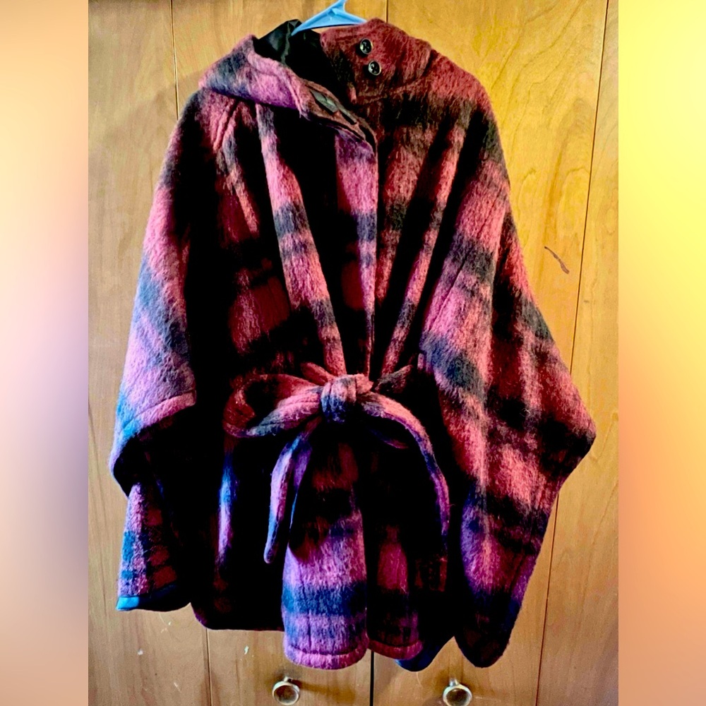 Beautiful, soft, Warm Authentic Coach wool/alpaca cape. Burgundy/black sz  M/L